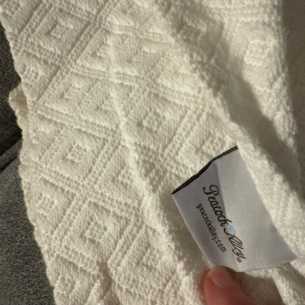 PEACOCK ALLEY BOUTIQUE BEDDING QUEEN COVERLET & SHAM